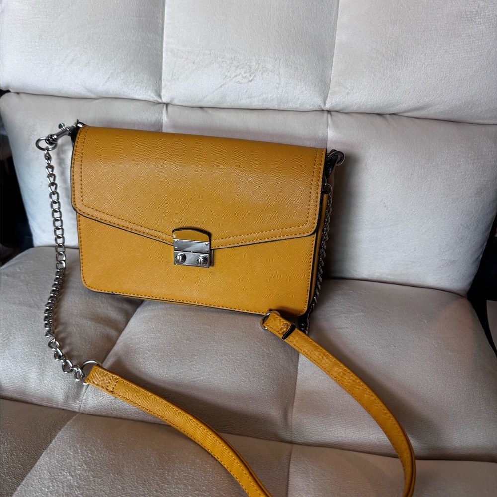 Chic Olive Green Crossbody Bag with Adjustable Strap and Sleek Design